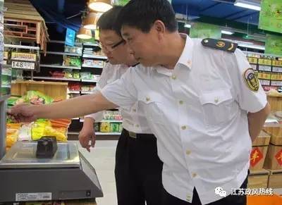當地電子稱檢定管理人員要定期監(jiān)督檢查市場上電子稱的使用情況(圖1) 當地電子稱檢定管理人員要定期監(jiān)督檢查市場上電子稱的使用情況(圖1)